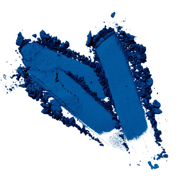 Talc-free Perry Refill eyeshadow with silky texture and vibrant blue pigment.